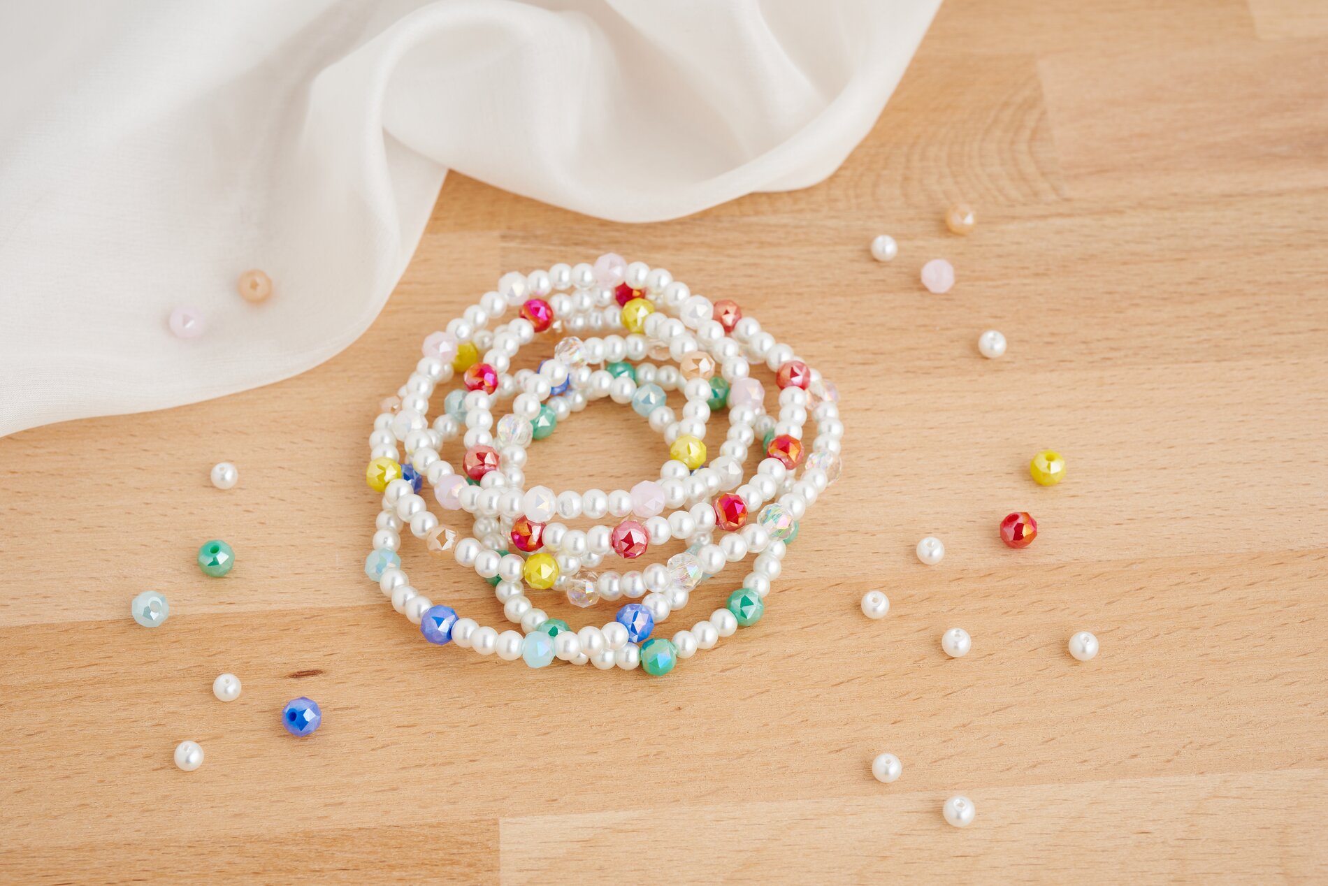 Armbänder aus Glasschlifperlen