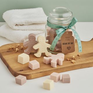Zeepjes in de vorm van peperkoekmannetjes gieten