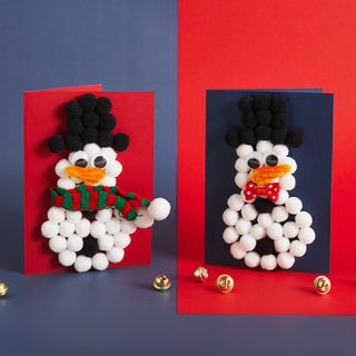 Kaartjes met een sneeuwpop uit pompoms