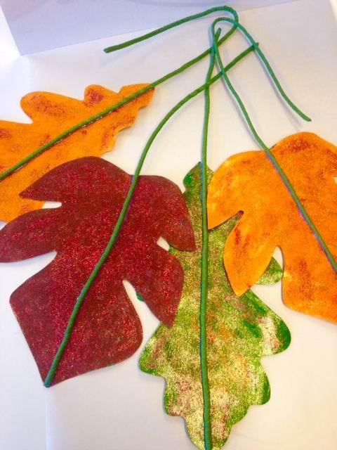Blätter für den Herbst basteln aus Pappe