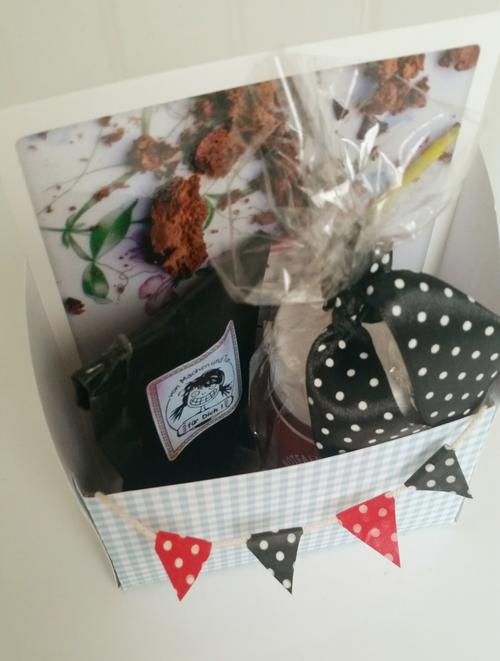 Geschenkbox selbst gemacht Geschenkbox selber basteln mit Schablonen