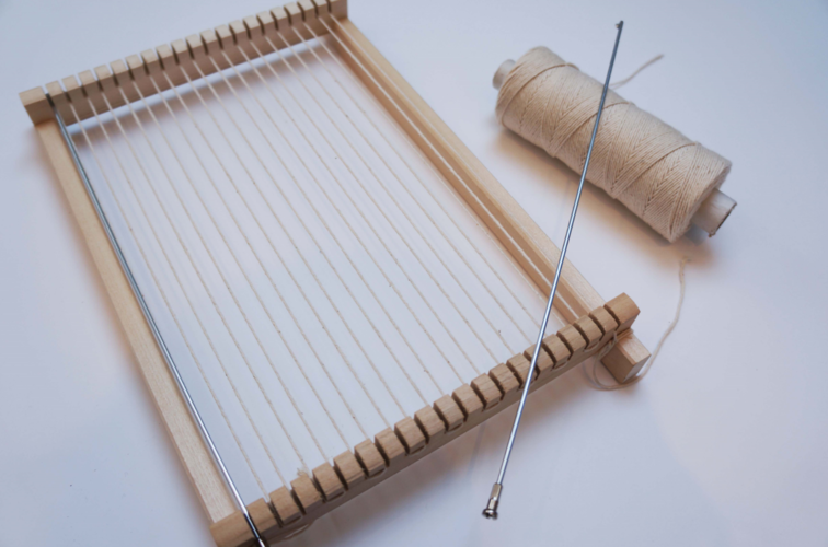 Making a wall tapestry with a loom