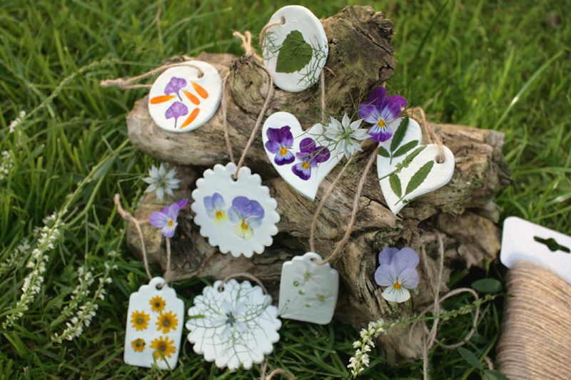 Anleitung: Tonanhänger mit echten Blumen