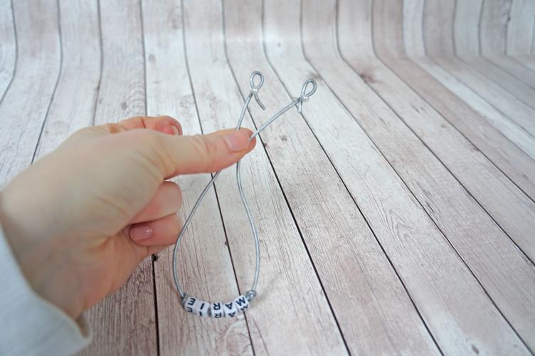 Cutting the bracelet to the right length