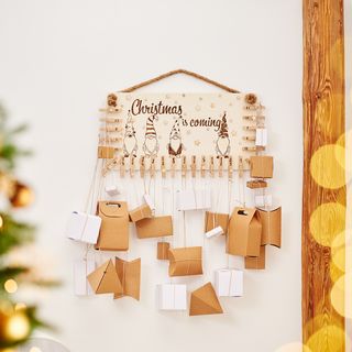 Adventskalender mit Holzklammern erstellen
