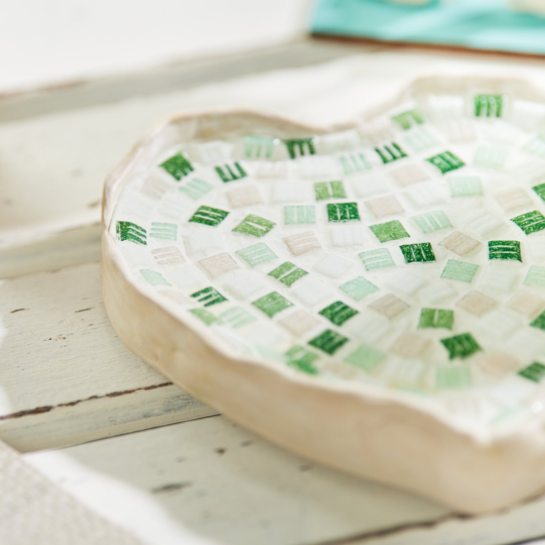 Vogeltränken-Szene mit Mosaik