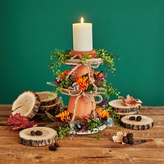 Herfst-etagere e met terracotta potten en berkenhoutschijfjes