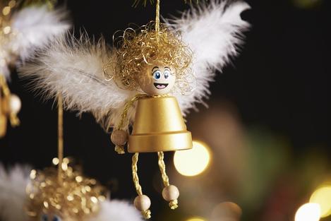 You will love this golden Christmas crafting fun!